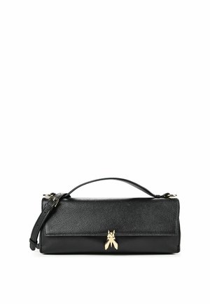 Borsa a mano rettangolare nera in pelle con manico superiore, tracolla regolabile e chiusura dorata a forma di insetto sulla patta frontale.