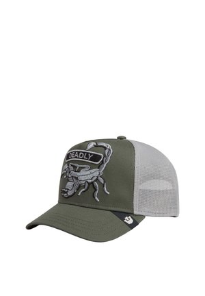 Gorra de béisbol de malla en verde oliva y gris con un escorpión gris bordado y un parche con la palabra "DEADLY" en el panel frontal.