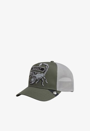 Gorra de béisbol de malla en verde oliva y gris con un escorpión gris bordado y un parche con la palabra "DEADLY" en el panel frontal.