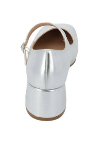 Silverfärgad metallisk klackskor med rund tå, ankelrem och strukturerad ovandel. Har en robust klack och slät finish.