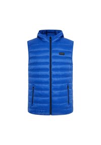 Plavi zakovrčani bezrukavni prsluk s prednjim zipom, dva bočna džepa na zip, i mali pravokutni brend patch na prsima.