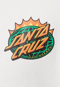 Kleurrijk grafisch logo met "SANTA CRUZ" in vetgedrukte letters, omringd door een gestileerde groene wereldbol en zonnestralen op een witte achtergrond.