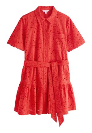 Rød kortærmet kjole med blomstret hulmønster, knapper foran, brystlomme, taljebånd og flæsekant.