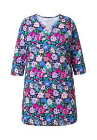 Kwiatowa sukienka do kolan z dekoltem w kształcie litery V, rękawami do łokcia oraz czarnym tłem ozdobionym różowymi, fioletowymi i niebieskimi kwiatami oraz zielonymi liśćmi.