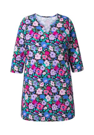 Květinové šaty po kolena s výstřihem do V, tříčtvrtečními rukávy a černým pozadím s růžovými, fialovými a modrými květy a zelenými listy.