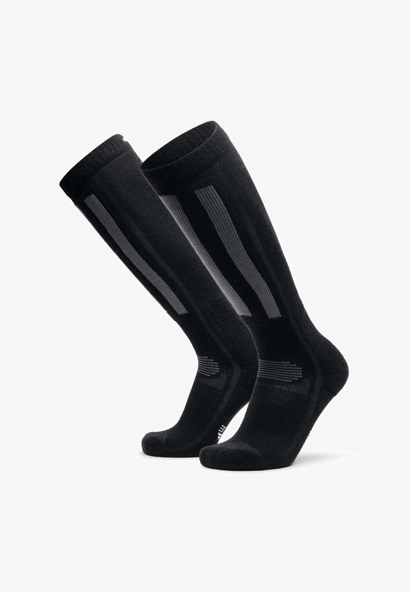 Par sorte knæhøje kompressionsstrømper med grå lodrette striber og forstærkede tå- og hælområder.