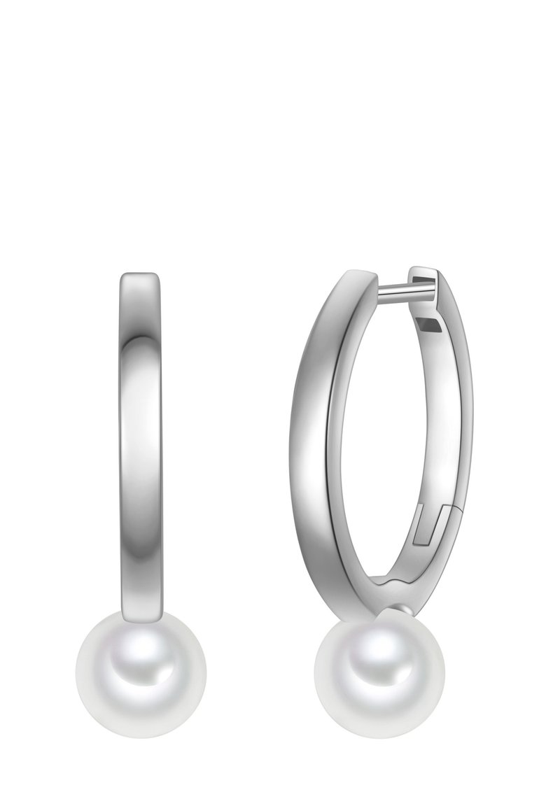 Pendientes de aro de plata con una textura suave y un acento de perla en la base. Diseño geométrico sencillo con un acabado pulido.
