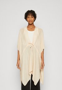 Peachfarget lett kimono med åpen front, samlet midje-bånd og ermer til albuen; faller til en spiss kant.