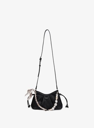 Schwarze Lederschultertasche mit verstellbarem Riemen, dekorativer geflochtener und mit Perlen verzierter Kette sowie kleinem gemusterten Tuch, das an einer Seite gebunden ist.