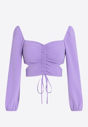 Haut court lilas avec manches longues bouffantes, doté d'un devant froncé et d'une fermeture réglable par lien. Tissu lisse et doux avec une coupe structurée.