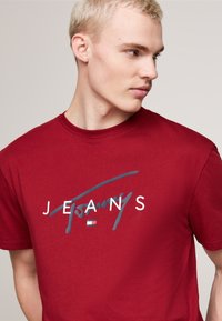Tommy Jeans SIGNATURE TWIST TEE UNISEX - Tričko s potlačou - regatta red