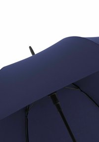 Ein navyblauer Regenschirm mit einem glatten, strukturierten Stoffdach, schwarzen Metallstreben und einem geraden schwarzen Griff, der ein minimalistisches Design präsentiert.