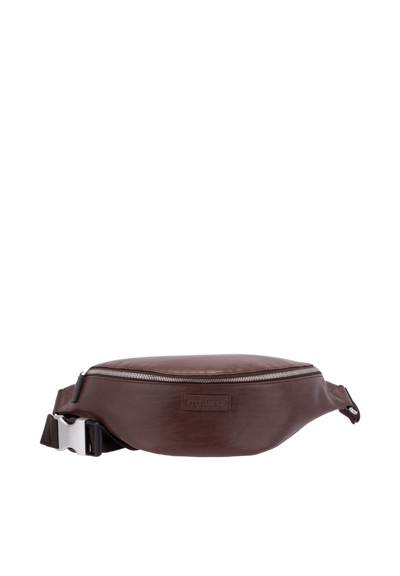 Braune Leder-Bauchtasche mit Reißverschluss, flacher ovaler Form, verstellbarem Riemen und dezentem eingeprägtem Logo. Glatte Textur mit polierter Oberfläche.