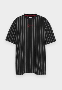 Camiseta negra de manga corta con finas rayas blancas verticales y un pequeño logotipo en letra cursiva roja centrado debajo del cuello.