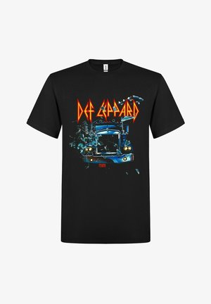 Sort bomulds T-shirt med et grafik af en blå lastbil med revner og teksten "DEF LEPPARD" i fed røde og orange bogstaver.