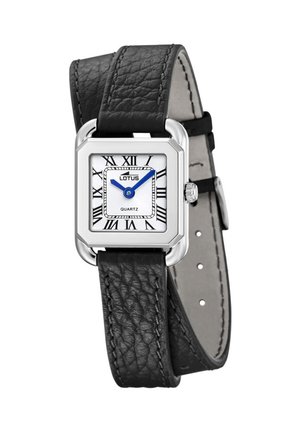 Reloj cuadrado plateado con esfera blanca, números romanos negros, manecillas azules, texto "Lotus Quartz" y correa de cuero negro texturizado.