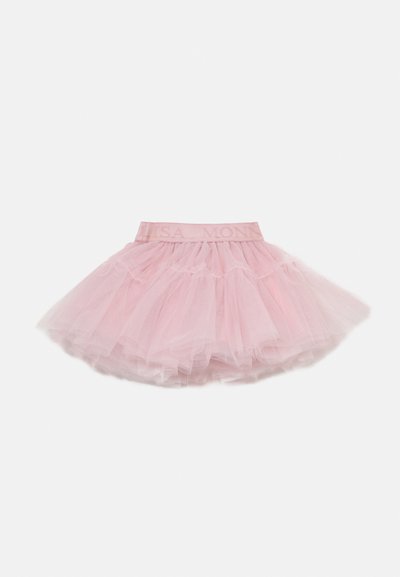 Jupe en tulle rose avec un design en couches, dotée d'une ceinture élastique douce avec un texte en relief. Texture légère et aérienne.
