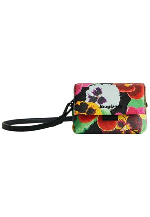 Petit sac-pochette rectangulaire avec bandoulière noire, présentant un grand motif floral coloré en rouge, jaune, vert, rose et blanc sur fond noir.