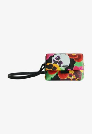 Pequeño bolso de muñeca rectangular con correa negra, con un gran estampado floral colorido en rojo, amarillo, verde, rosa y blanco sobre fondo negro.