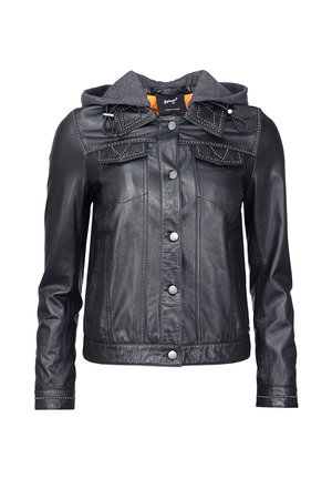 Veste en cuir noire avec boutons-pression argentés, détails cloutés sur les épaules et les poignets, et capuche en tissu gris foncé amovible.