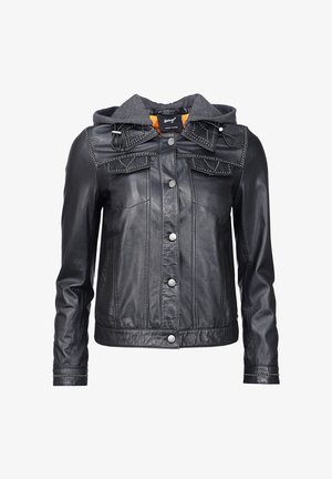 Veste en cuir noire avec boutons-pression argentés, détails cloutés sur les épaules et les poignets, et capuche en tissu gris foncé amovible.