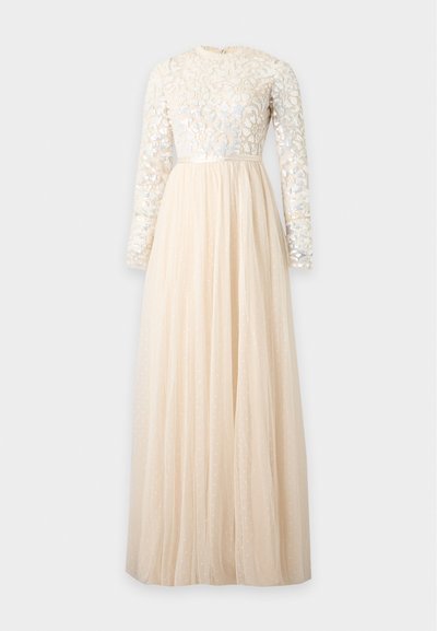 Longue robe de soirée crème avec manches longues en dentelle florale pailletée et corsage ajusté, avec une jupe fluide plissée.