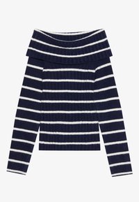 Navyblauwe off-shoulder trui met witte strepen, ribbelstructuur, aansluitend ontwerp en brede halslijn. Lange mouwen en cropped lengte.