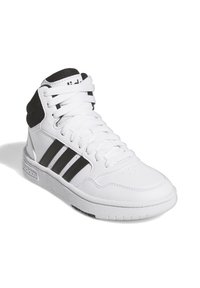 Białe trampki typu high-top z czarnymi akcentami, z trzema czarnymi paskami, sznurowanym zapięciem, wyściełanym kołnierzem i teksturowaną gumową podeszwą.