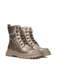 Metalen bruine enkelboots met een ronde neus, zes oogjes en een beige rubberen zool met een gestructureerd profiel.