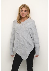 Gaišs pelēks adīts pončo ar V-veida kakla izgriezumu, ar diagonālām svītru rakstām un ribotām piedurknēm, kas stiepjas līdz norādītai apakšmalai.