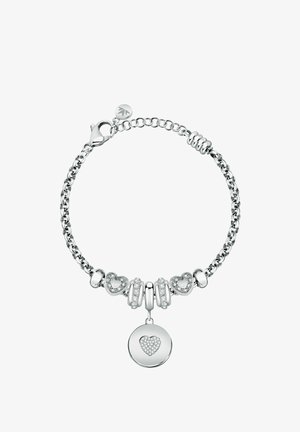 Bracciale in argento con cuori intrecciati e perline decorative, dotato di un pendente che mostra un cuore intagliato e accenti brillanti.
