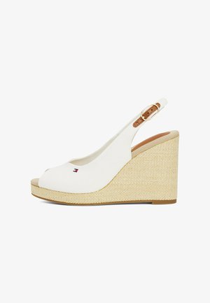 Sandali con zeppa bianchi in tela con punta scoperta, piattaforma avvolta in juta e cinturino con fibbia in pelle marrone. Presentano un piccolo logo sul davanti.
