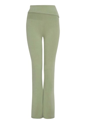 Pantalones ajustados verdes con una cinturilla ancha y un diseño de pierna acampanada. Textura de tela suave, diseñados para la comodidad y flexibilidad.