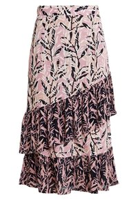 Falda en capas rosa y negra con patrones de hojas, que presenta capas diagonales con volantes y una cinturilla ajustada.