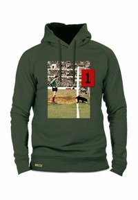 Olijfgroene hoodie met een grafische print van een doelman en een hond bij het doel. Het ontwerp omvat het rode nummer "1" en vintage-achtige afbeeldingen.