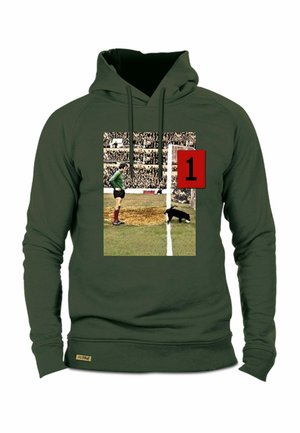Olijfgroene hoodie met een grafische print van een doelman en een hond bij het doel. Het ontwerp omvat het rode nummer "1" en vintage-achtige afbeeldingen.