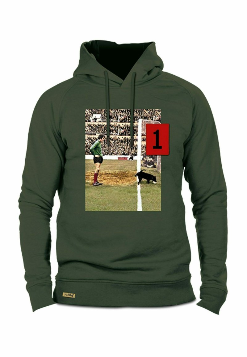 Olijfgroene hoodie met een grafische print van een doelman en een hond bij het doel. Het ontwerp omvat het rode nummer "1" en vintage-achtige afbeeldingen.