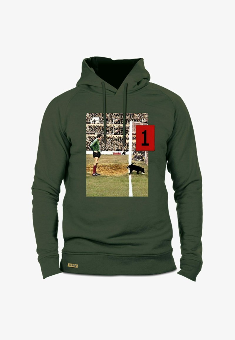 Olijfgroene hoodie met een grafische print van een doelman en een hond bij het doel. Het ontwerp omvat het rode nummer "1" en vintage-achtige afbeeldingen.