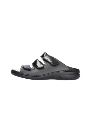 Sort åben tå slip-on sandal med tre justerbare remme og en polstret sål designet til komfort og støtte.