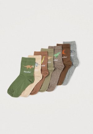 Set van zeven sokken in verschillende aardetinten: groen, beige, bruin en grijs, elk met speelse dinosaurusontwerpen en daglabels.