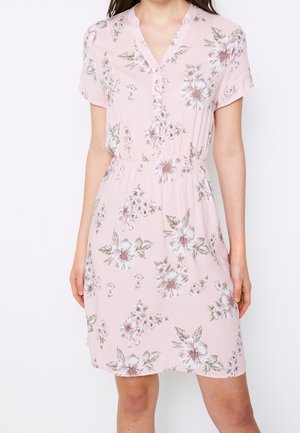Robe fleurie rose avec manches courtes, col en V boutonné et taille élastique. Tissu léger et texturé avec des motifs floraux.