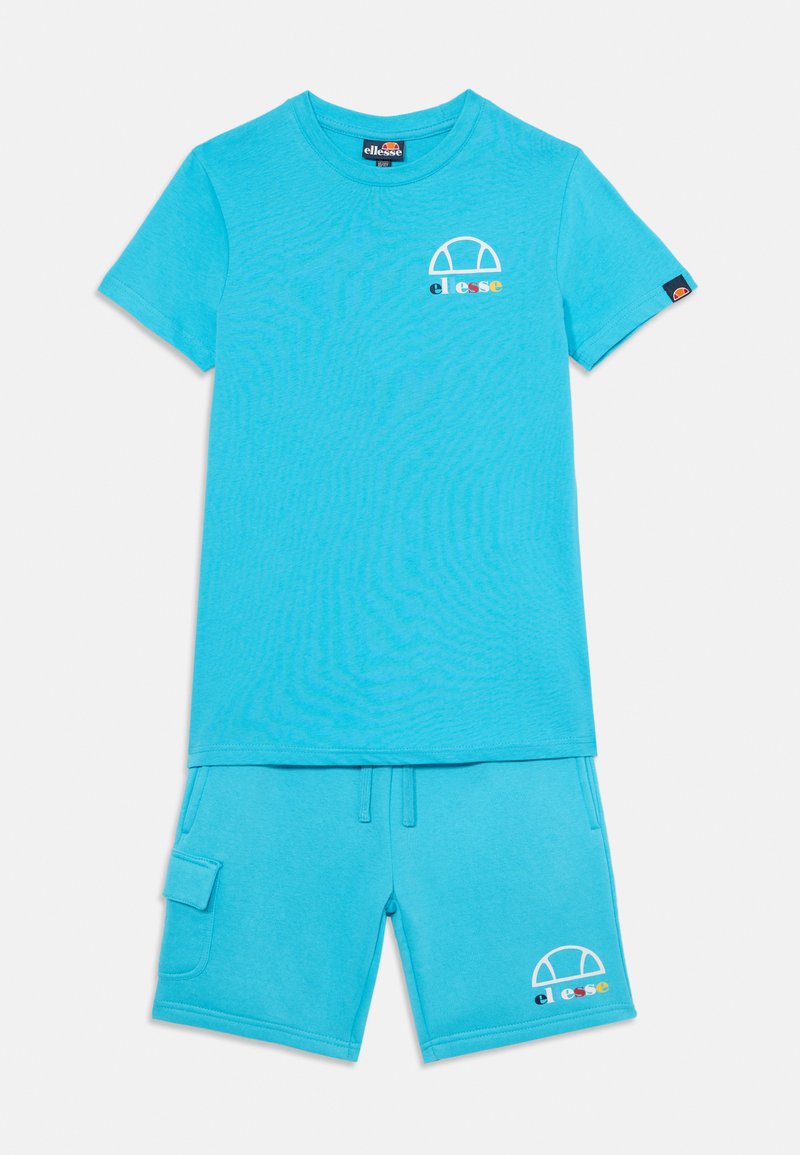 Conjunto de t-shirt e calções de algodão turquesa. A t-shirt tem mangas curtas e um pequeno logótipo, enquanto os calções apresentam uma cintura elástica e um bolso lateral.