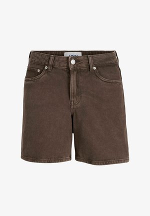 Brązowe szorty jeansowe z przednim guzikiem, szlufkami na pasek i wzorem z pięcioma kieszeniami na białym tle.