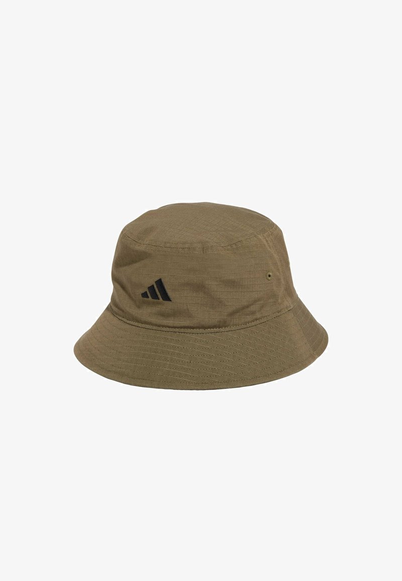 Khaki kšiltovka s kulatou korunou a širokým lemem vyrobená z lehkého materiálu, se černým logem Adidas na boku. Texturována jemným prošíváním.