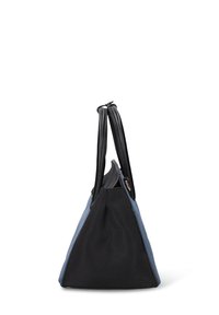 Borsa triangolare nera e blu in tessuto con manici in pelle; presenta una chiusura superiore con zip e un design testurizzato.