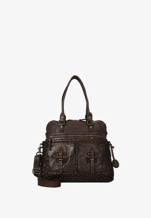 Bolso de mano de cuero marrón con textura trenzada, doble asa superior, correa de hombro ajustable, dos bolsillos frontales y un compartimento principal con cremallera.