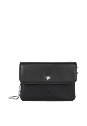 Borsa in pelle nera con pattina a ribaltamento, chiusura a scatto, accessori in metallo argentato e tracolla a catena. Include dettagli in rilievo "Lancaster Paris".
