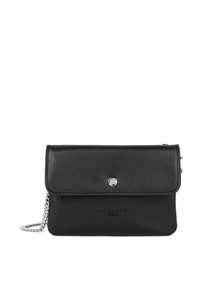 Borsa in pelle nera con pattina a ribaltamento, chiusura a scatto, accessori in metallo argentato e tracolla a catena. Include dettagli in rilievo "Lancaster Paris".