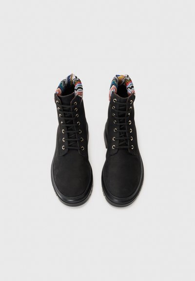 Μαύρες δερμάτινες μπότες μέχρι τον αστράγαλο με λεία υφή, χρυσά μάτια και έγχρωμο υφασμάτινο επένδυση στο κολάρο.