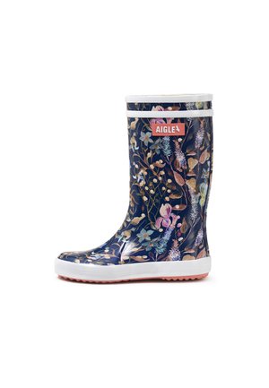Botte de pluie bleu marine avec semelle et bordure blanches, décorée de motifs floraux détaillés en rose et beige, avec un logo rouge "AIGLE" sur le côté supérieur.